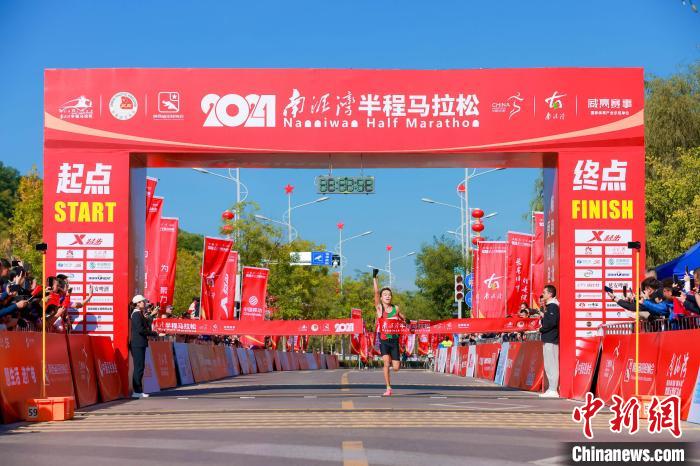 2024南泥湾半程马拉松开赛：6000名跑者共踏生态之