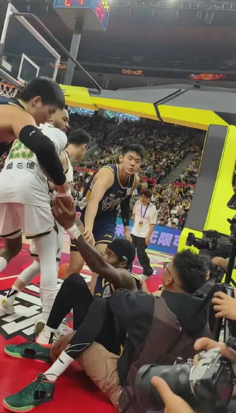 焦泊乔被杜锋批评后获萨林杰安慰 速刷奶茶砍