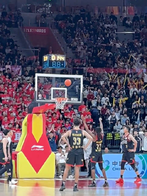 焦泊乔被杜锋批评后获萨林杰安慰 速刷奶茶砍