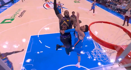 詹姆斯突破瞬间遭遇犯规引发争议